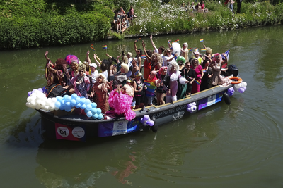 904259 Afbeelding van een boot met deelnemers aan de botenparade van de Utrecht Pride 2023 in de Stadsbuitengracht te ...